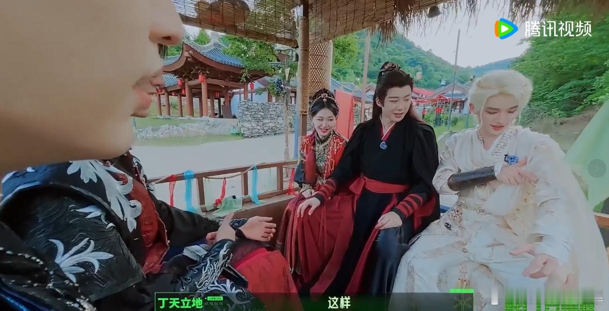 丁程鑫现场教学时代少年团手势  推理团奔赴千机阁途中趣事多多，众人轮番比出各类手