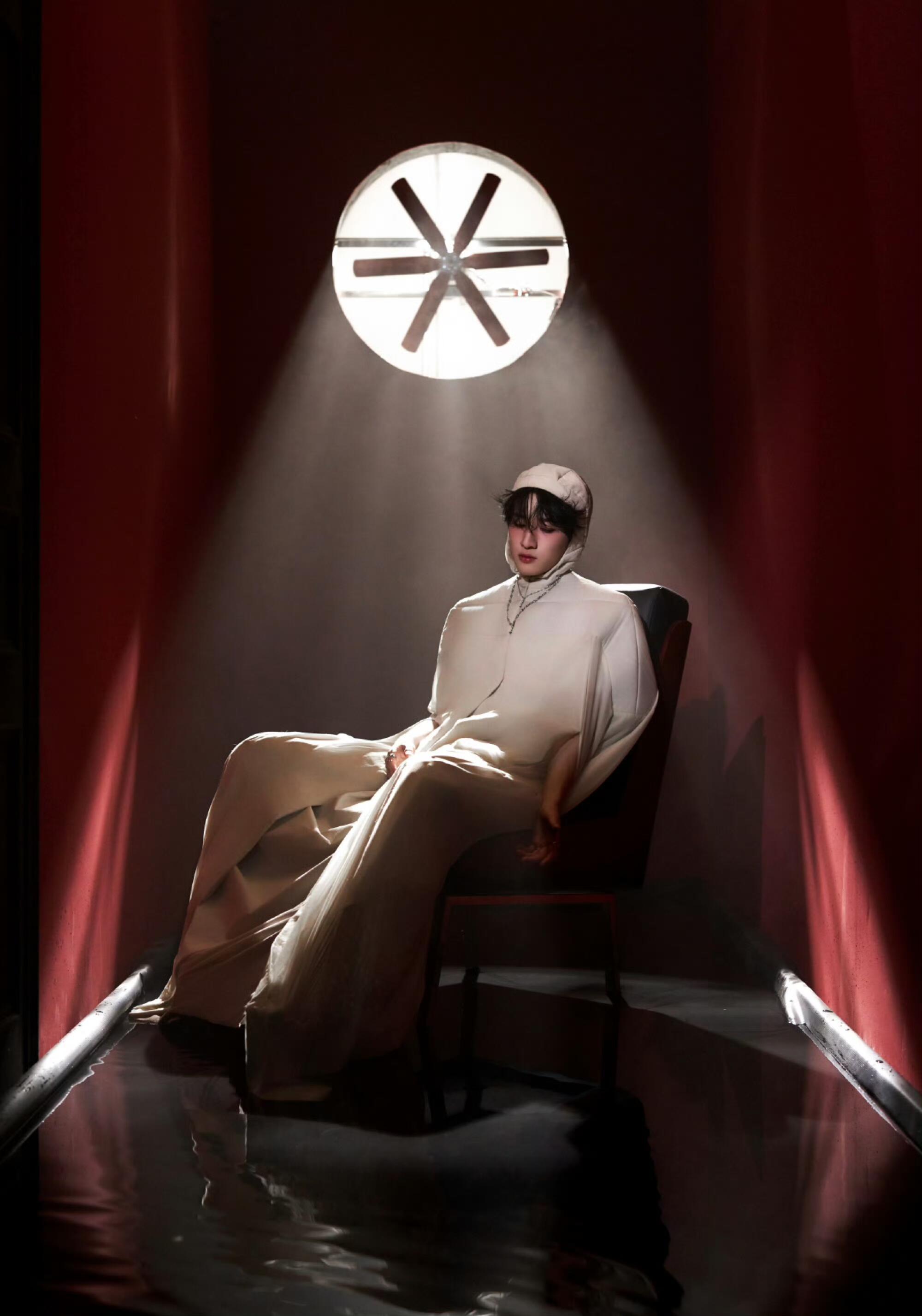 严浩翔 in RICK OWENS 2025春夏系列，之前就有穿过这个系列，这一