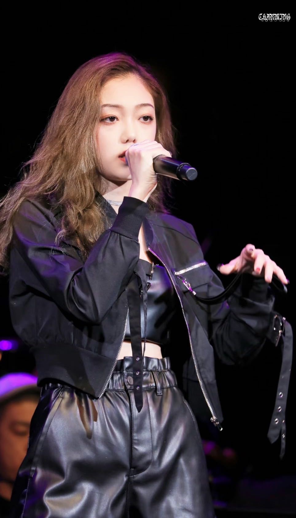 希林娜依高回应伯克利没毕业特别喜欢她那种“just do it”的劲儿。外界的噪