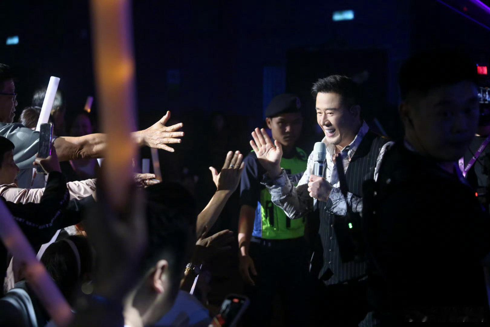杨坤认为歌手节目10人一期有点多不管赛制怎么变化同台竞争的选手有多少杨坤始终保持