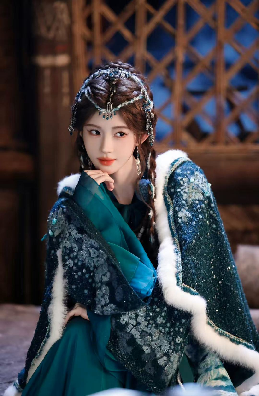 鞠婧祎美中带刺版地珠精灵鞠婧祎地珠精灵 （一边在小本本上记仇一边在那里萌萌得笑 