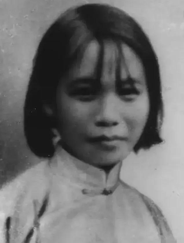 1943年，日寇残忍地将女战士钉在树上，为了逼供，竟放出一条狼狗，狼狗疯狂地撕咬