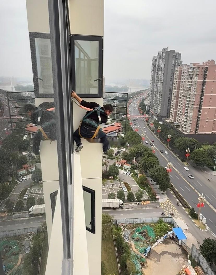 12 楼高空坠亡。事发之后双方却为酬劳、责任互相争执。高空作业风险极高，交情再好