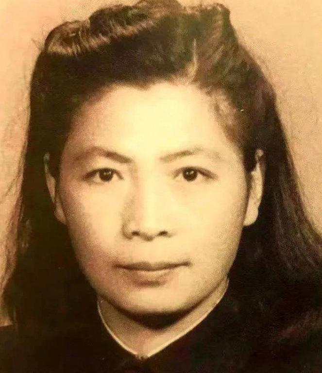 1948年，这位特工女王走进西柏坡，她拒绝了一切高位，只提了一个要求，此后三十年