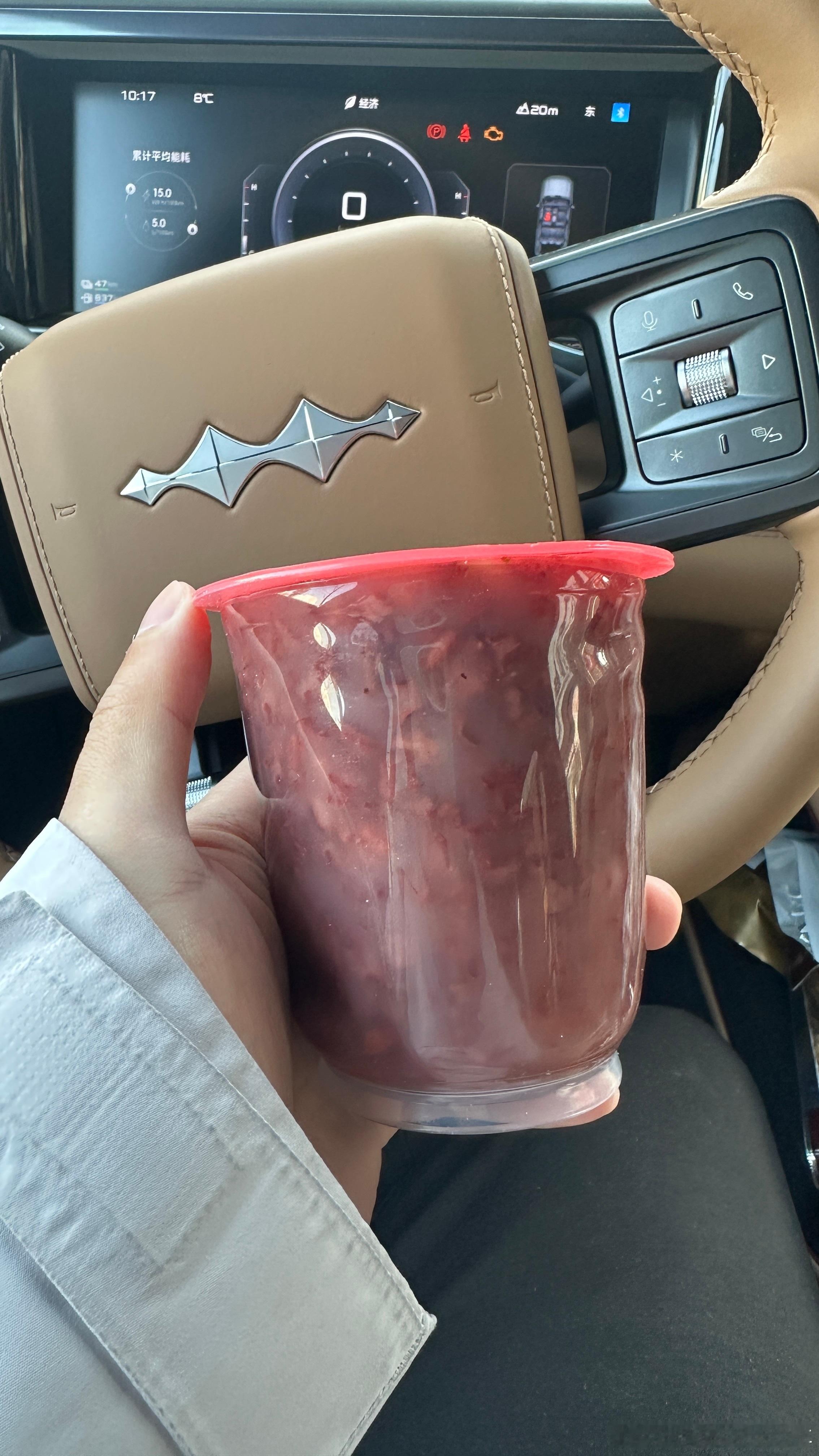 买了杯冷粥（热的卖光了），于是豹5的车载冷暖箱终于派上用场了…