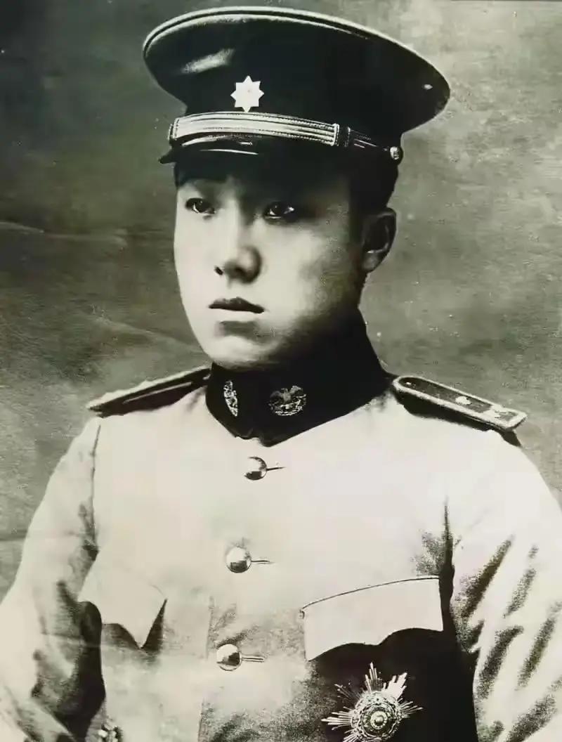 一九五零年，一个河北农村出来的解放军科长，娶了大清皇叔载涛的亲孙女。新婚当夜，他