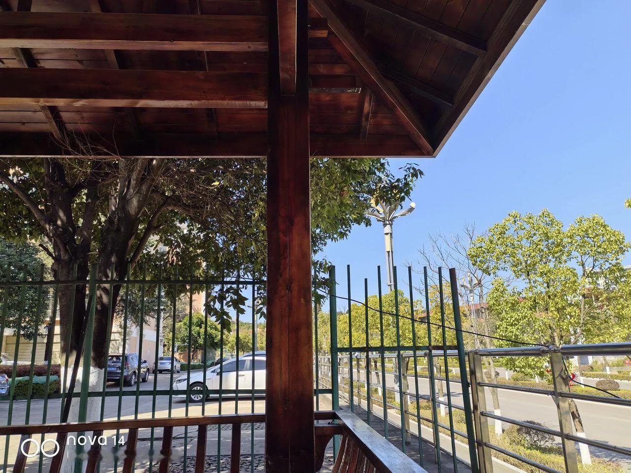 还有一周就过年了，但是快递仍然没有停下来的意思，一天到晚，送1000多个包裹，忙