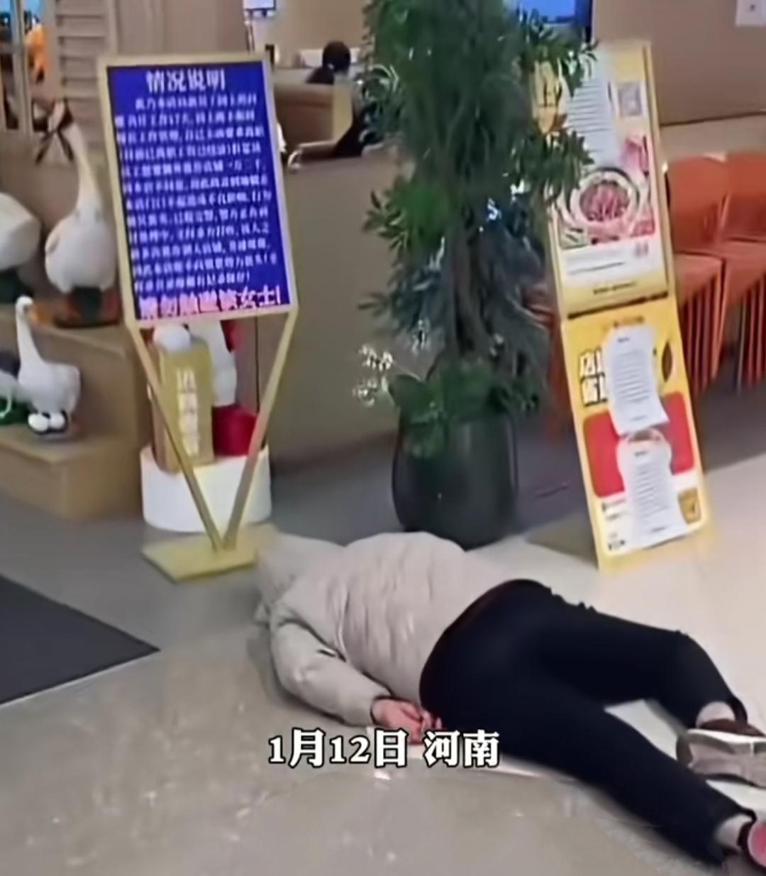 打了17天工想辞职，工资刚结清就被餐馆追着要赔偿，换谁能不懵？女子直接趴在店门口