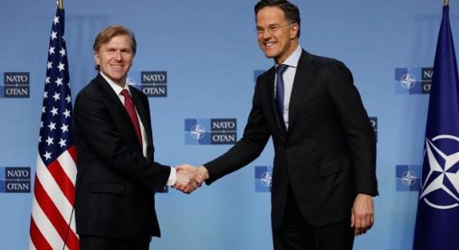 2月12号这天，比利时布鲁塞尔的北约总部格外热闹，一场汇聚了32个盟国防务高层的