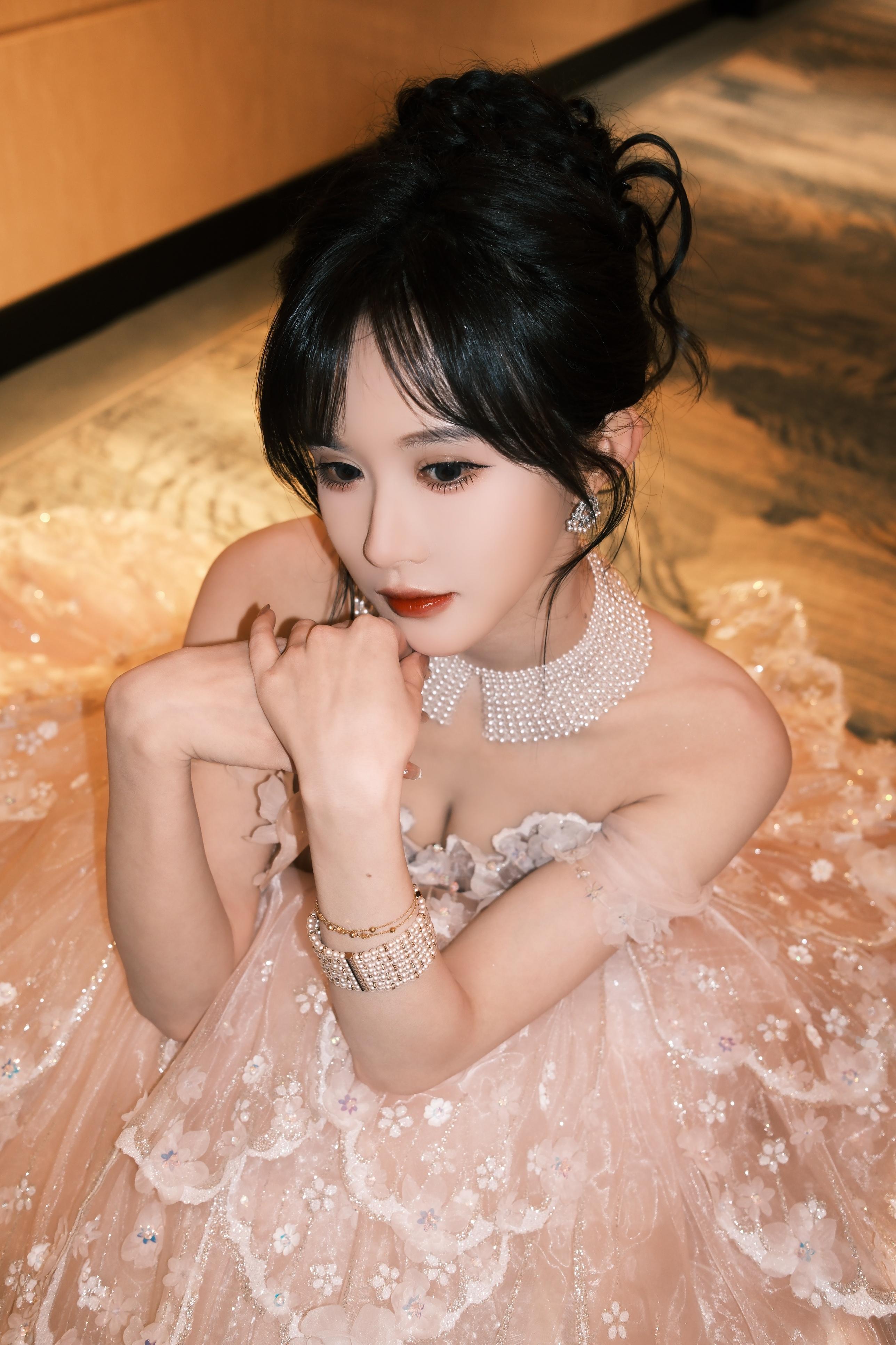 段艺璇 财阀家的小女儿 流光为她镀边，花朵向她缠绕💃段艺璇一层一层的bulin