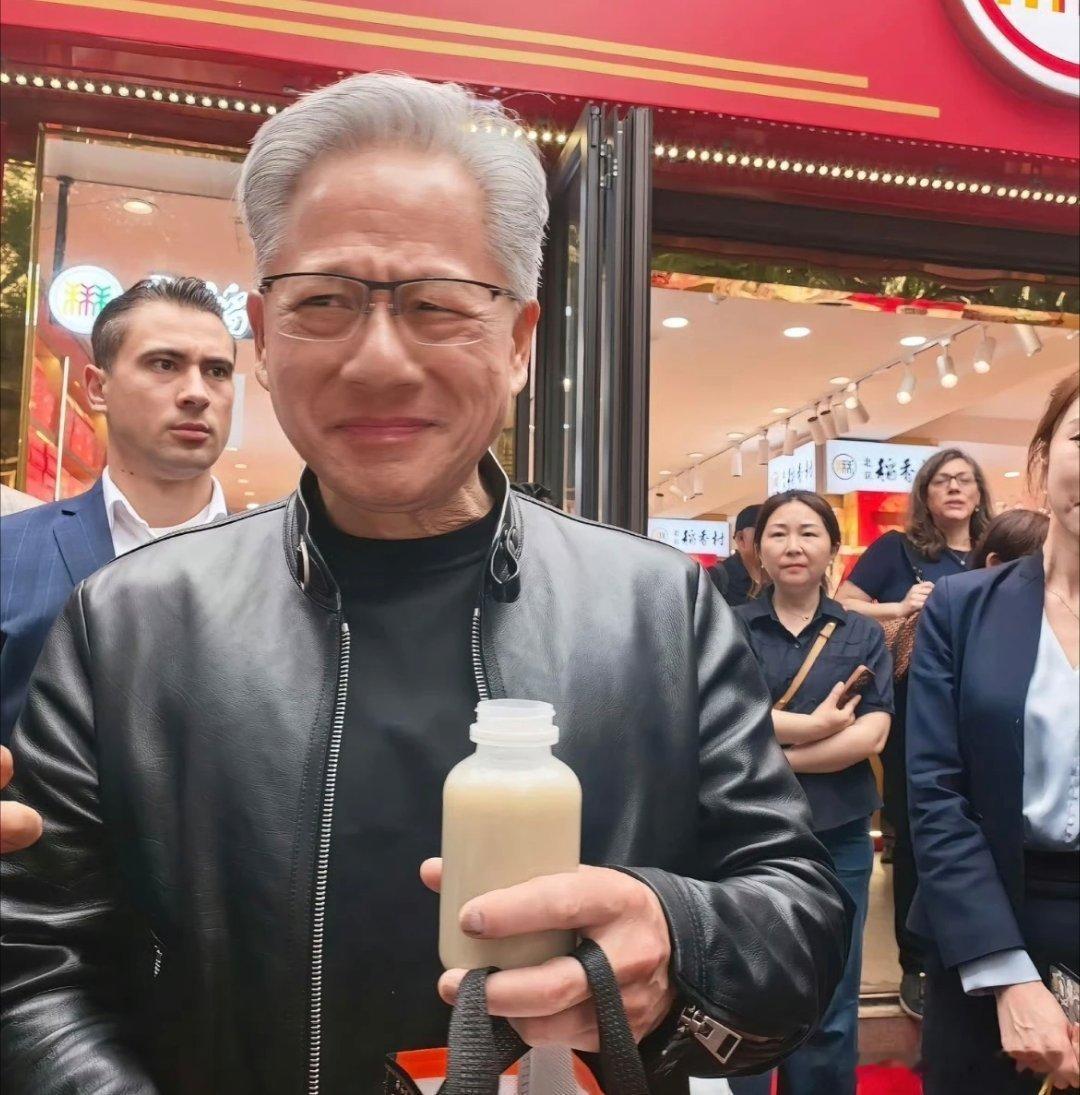 英伟达CEO黄仁勋现身北京南锣鼓巷，身着标志性黑皮衣，喝8元蜜雪冰城，吃38元炸