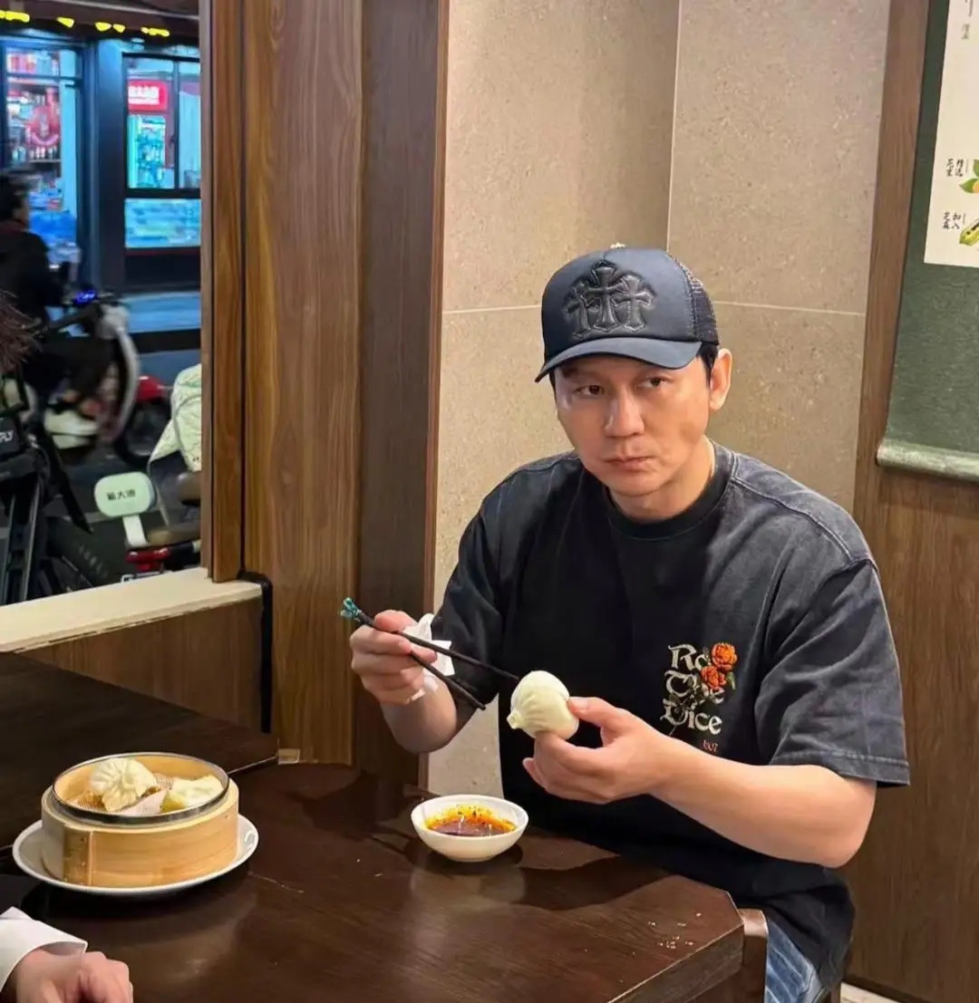 李晨现身上海一家餐馆吃早餐被偶遇，他点了一笼三个肉包子，用餐姿势很优雅，他手持肉