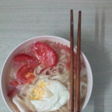 不是说晚餐不重要，而是人体到了晚上，代谢节奏会放缓，肠胃“工作效率”下降。如果晚