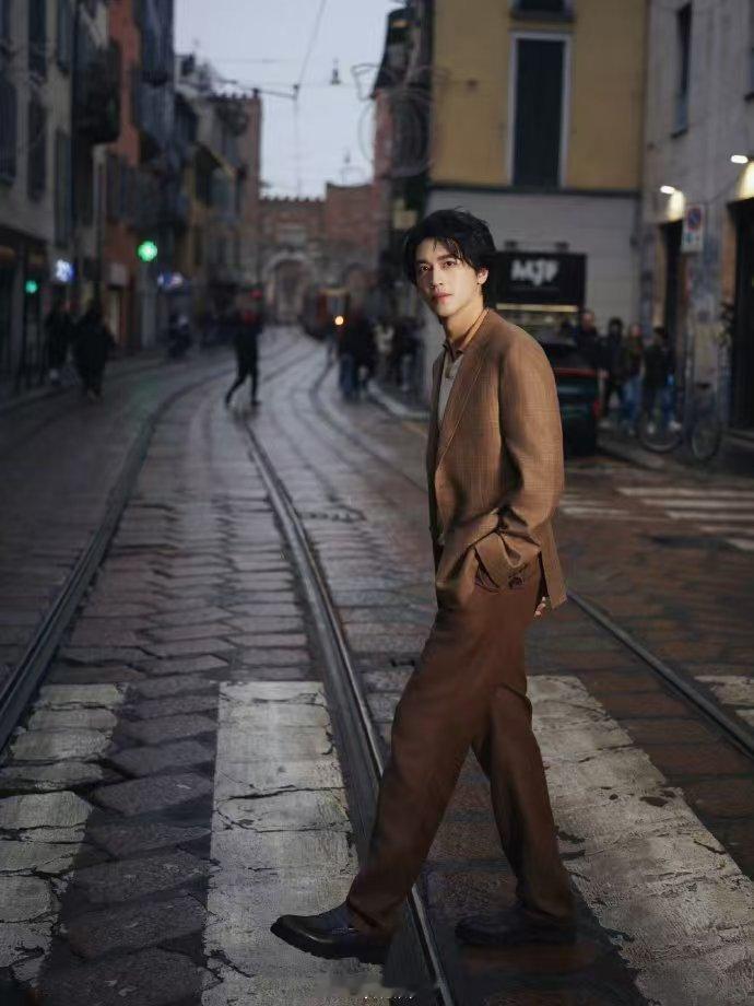 许魏洲第一章逃离家族的少爷 许魏洲米兰时装周街拍绝啦！像逃离家族的少爷，吃冰淇淋