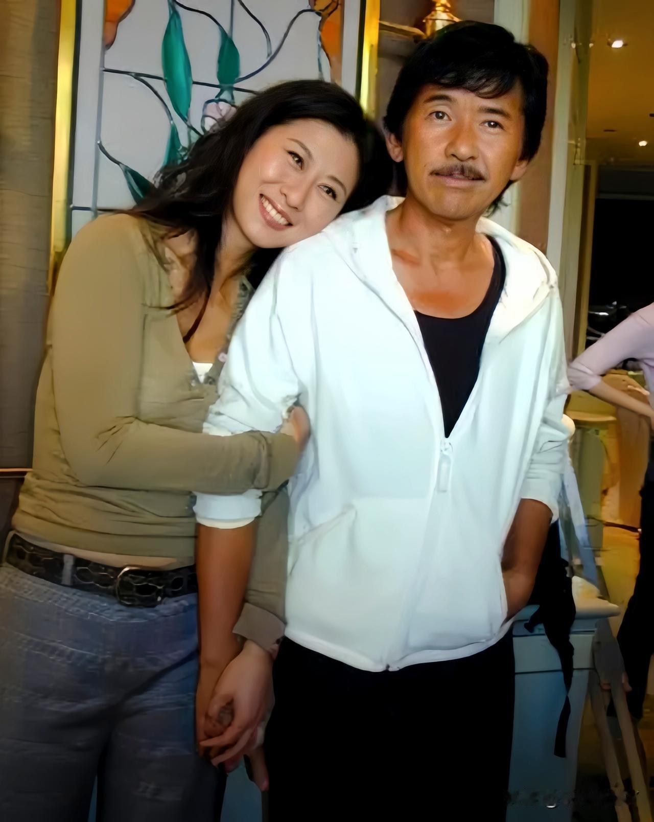 这是2003年叶倩文与丈夫林子祥在香港一起出席活动时的合影。当时叶倩文42岁，明
