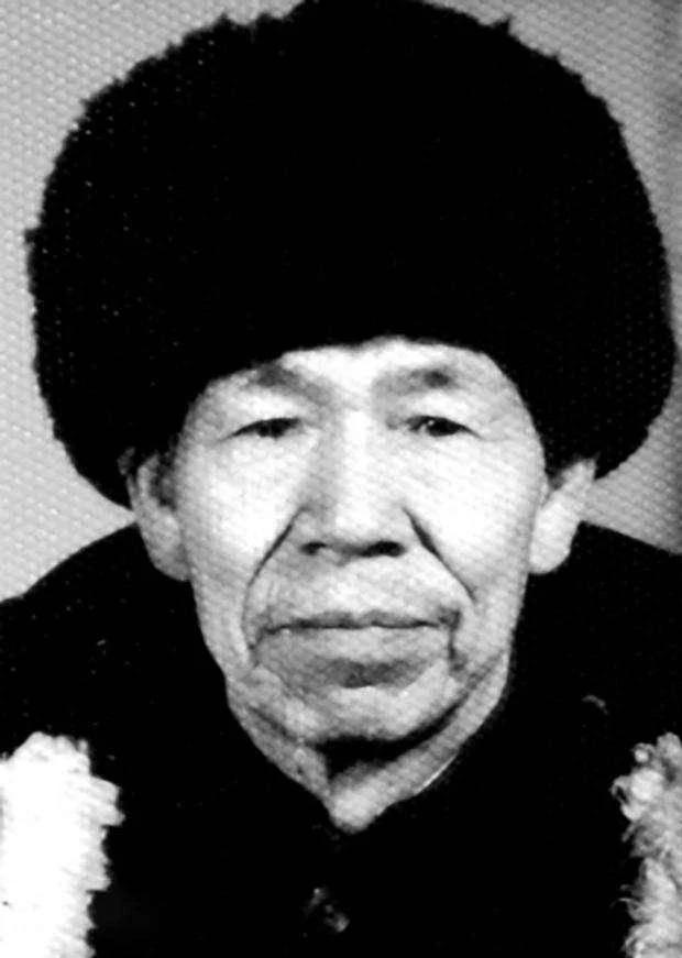 1938年，因我军待俘虏，两个日本兵有恃无恐还挑衅我军战士。突然，排长肖万世上前