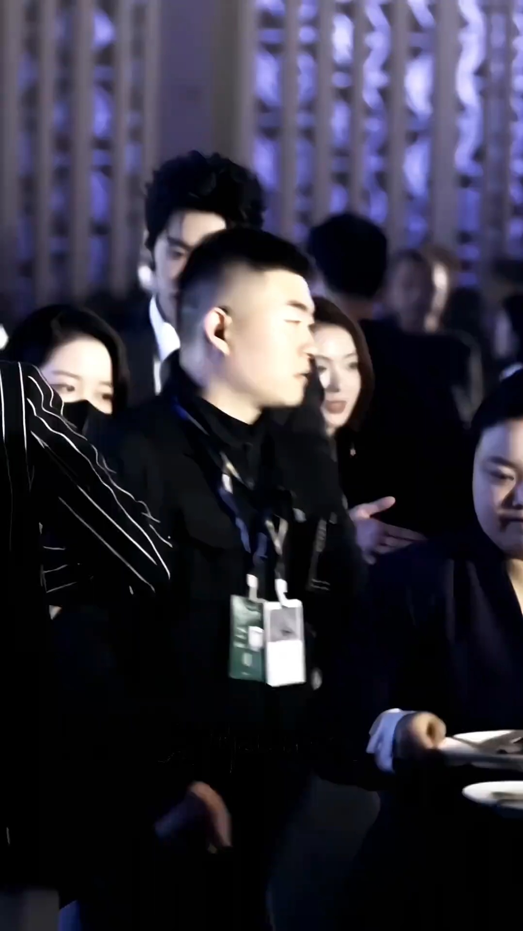 总想问自己一句：我最初是因为什么在这里的？是为了作品，是为了那个在镜头里认真活着