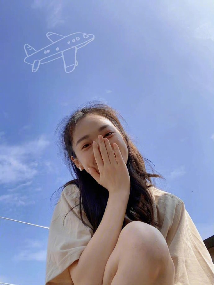 对着天空的拍照姿势 