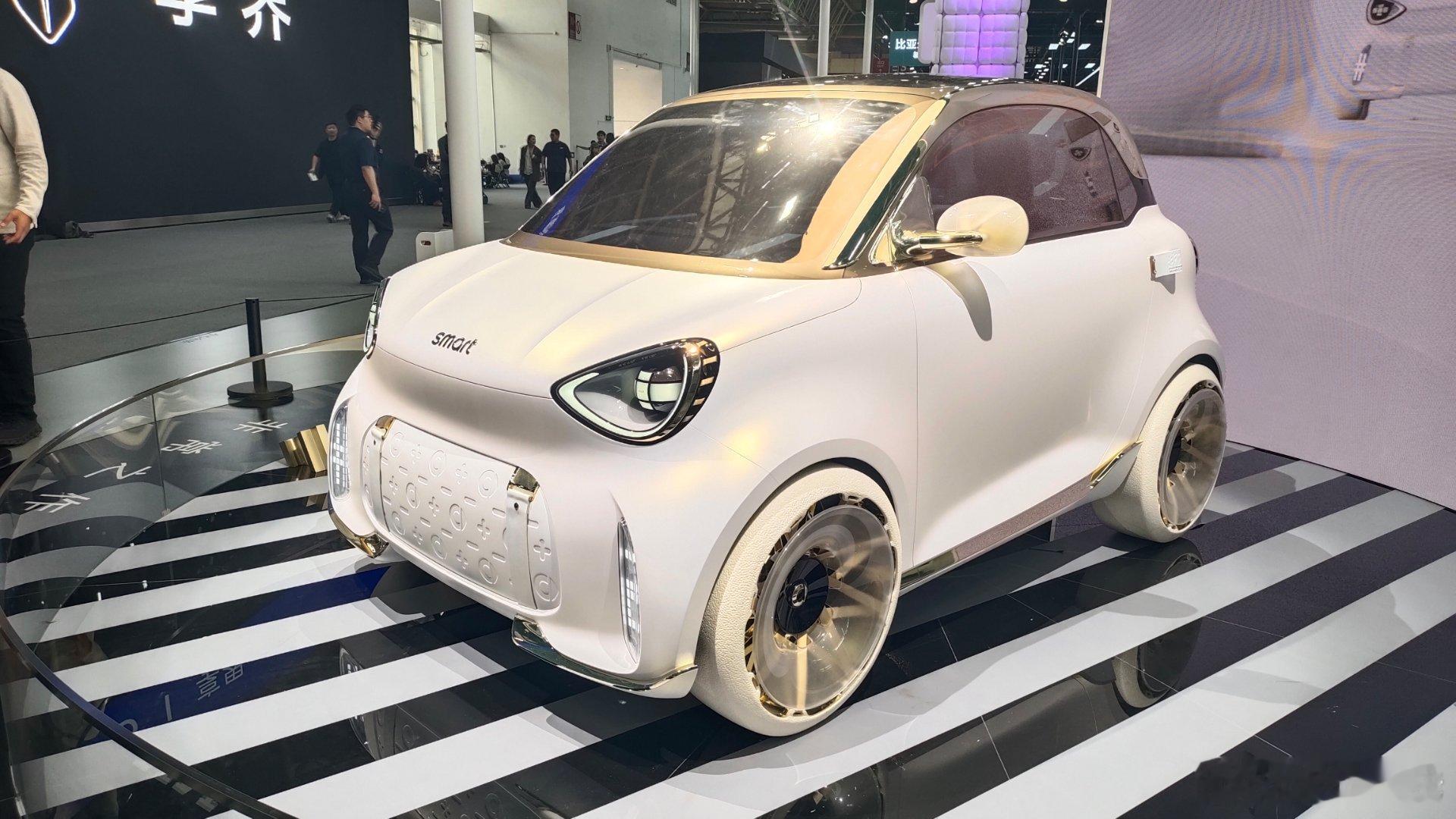 北京车展活捉迷你小可爱smart逛车展被smart展台这台萌物直接拿捏！就是精灵