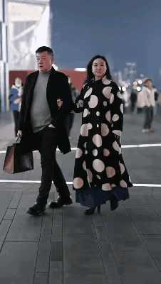 特舒服，温馨，气场十足，让我又相信婚姻了！中年夫妻走在一起，还能手挽手有这么恩爱