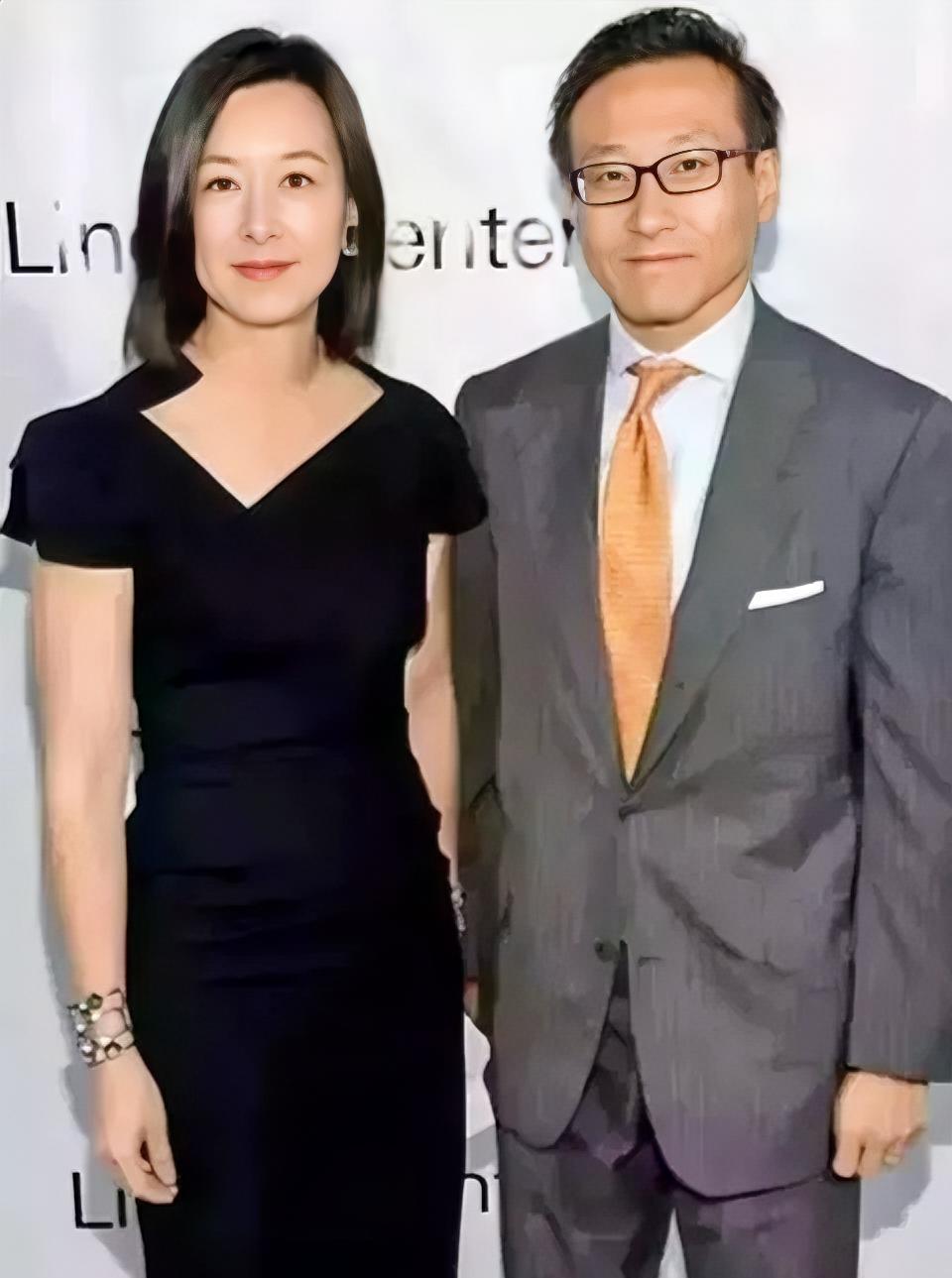 【婚姻剥离，商业依旧捆绑】
 
阿里董事会主席蔡崇信与妻子吴明华官宣离婚，结束近