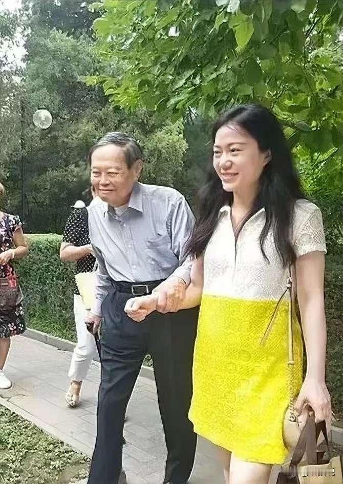 翁帆icon结婚二十一年
没家暴没受气不用看孩子
都以为她会嫁了人就躺平，可她却