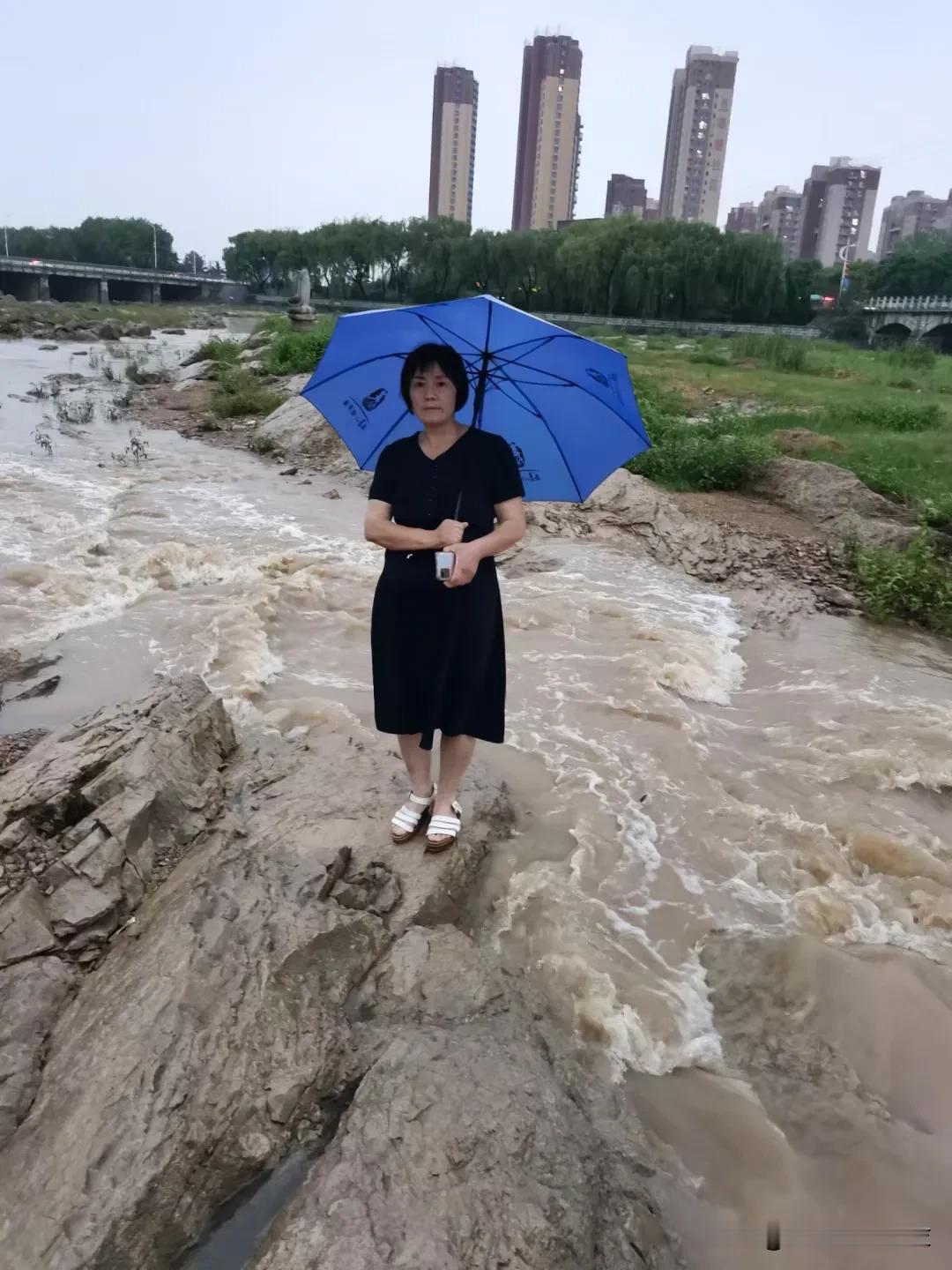 这日子没法过了。
前段时间1200买的黄金，现在800多了。
32买的白银，现在