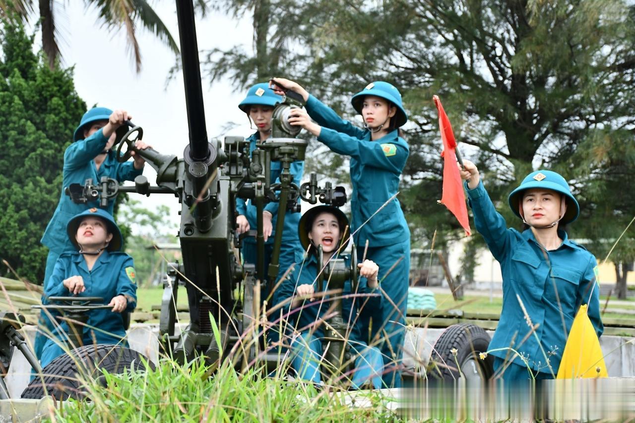 越南高炮女民兵的宣传照，这思路感觉就是学习东方某大国。
军事训练之余，看书、种菜