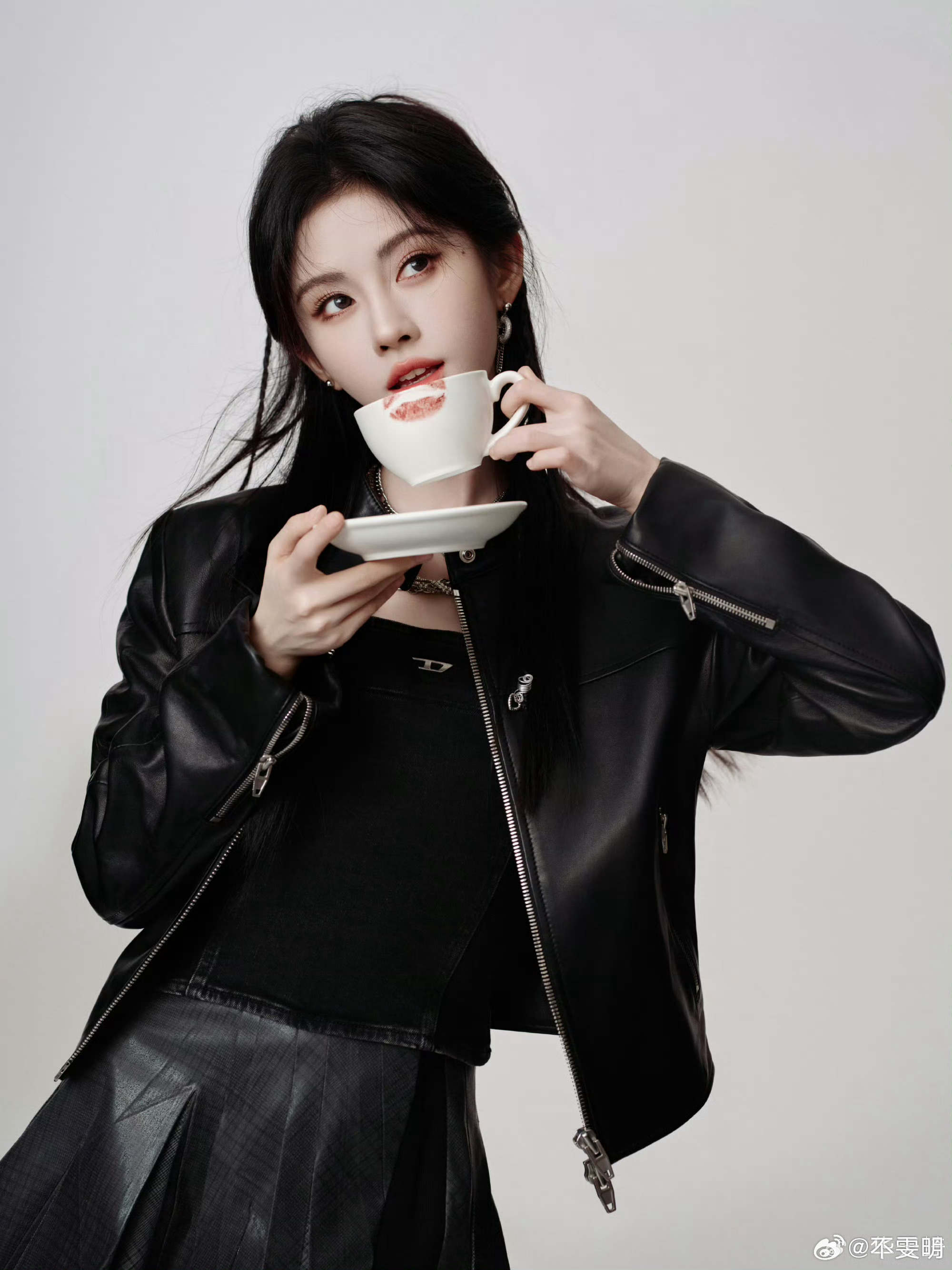 还以为这个图是开了妆容特效结果是杯子上的吻痕 ​​​