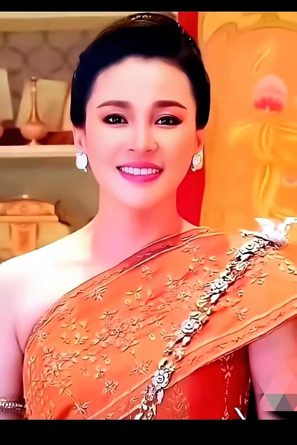 王后再美，也赢不了白月光。她拼尽全力，却连儿子都不能见光。​泰王把镜头给了苏提达