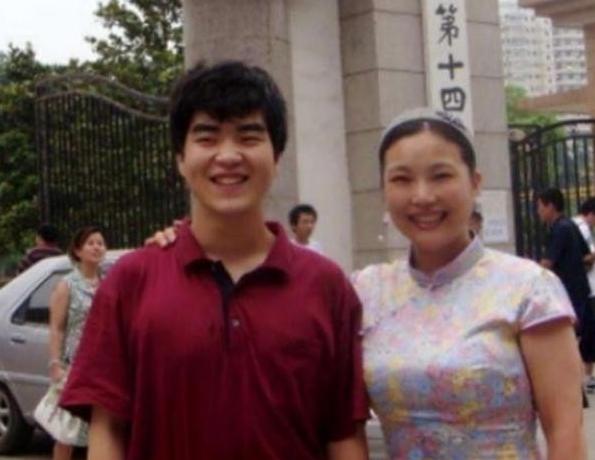 医生说"拔掉氧气管，几分钟就解决"，丈夫也劝她放弃，这个武汉女教师却一把护住孩子