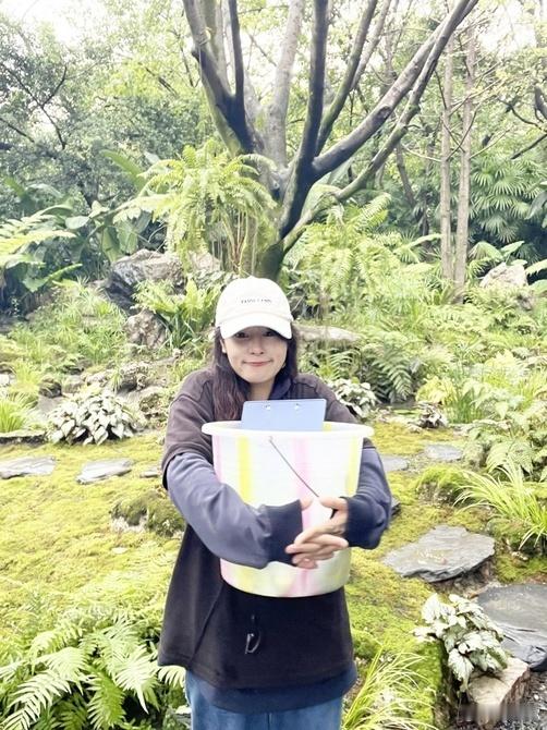 喜报，一周前勇敢跳河救人的餐厅女服务员被提前转正，老板还给他发了666.66元的