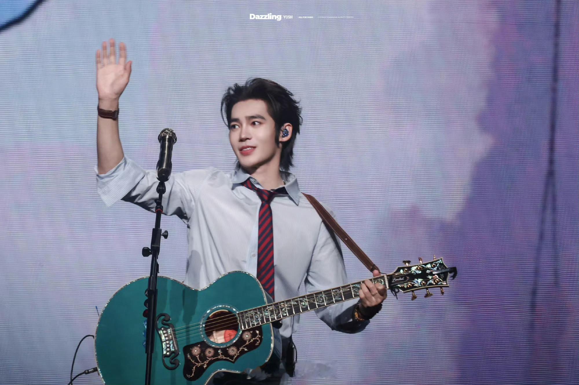 于适演唱会激光狙击于适演唱会激光盛宴当光束切开喧嚣，他站在寂静的中心。 