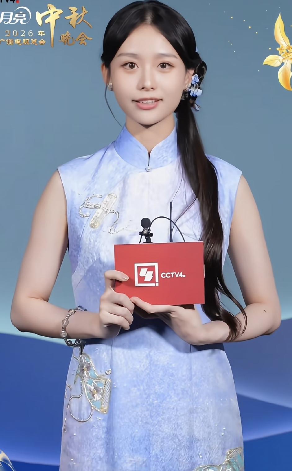 这么看，还是李思潼有辨识度。
在央视中秋晚会上，李思潼和王晓慧同台，两人都是中式