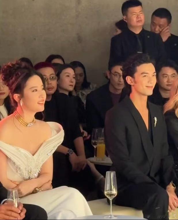 今日活动吴磊刘亦菲同框，两人相谈甚欢[并不简单] （photos via NET