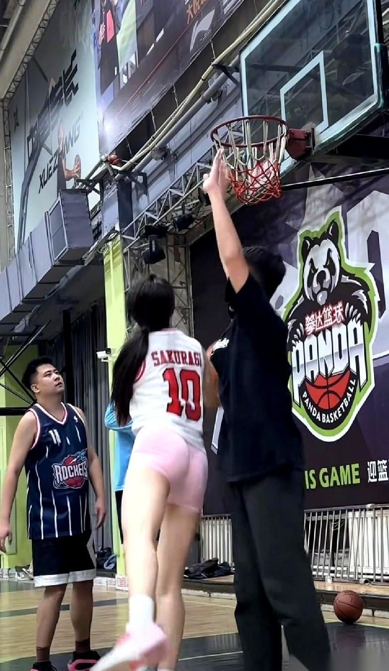 什么叫狄龙式防守？
我给你翻译翻译。
就是打球打不过你，又咽不下这口气，所以想找