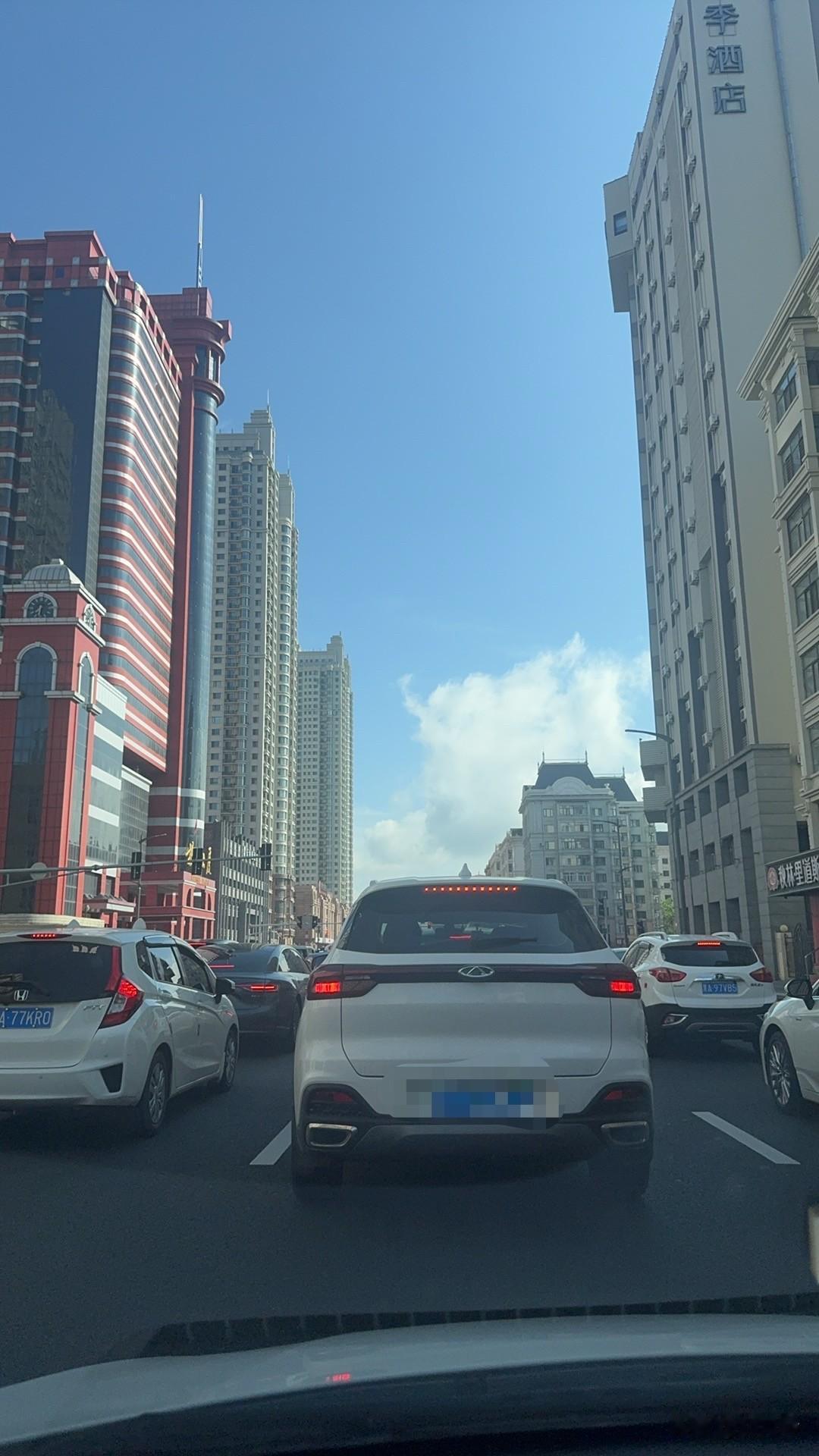 早上磨蹭出门，完美撞上早高峰堵车，一步一挪的车流，急得我坐立难安，心里乱糟糟直上