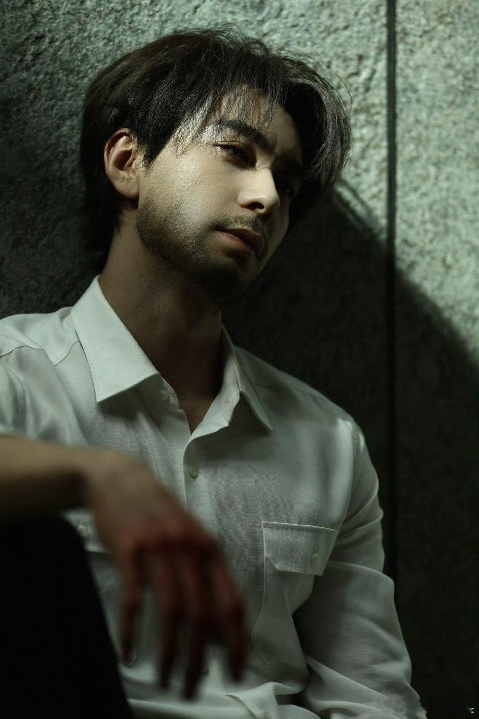 陈星旭用微表情给角色做了医美细节里全是情绪张力，看得人代入感超强，直接让炎拓魅力