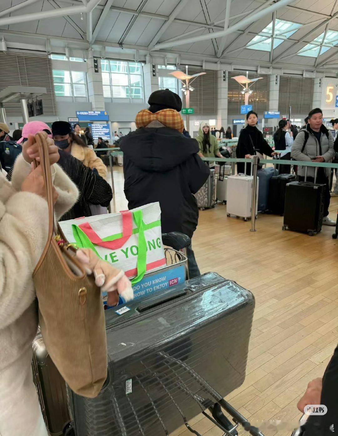 韩国机场偶遇孟子义孟子义韩国 网友韩国机场偶遇孟子义 