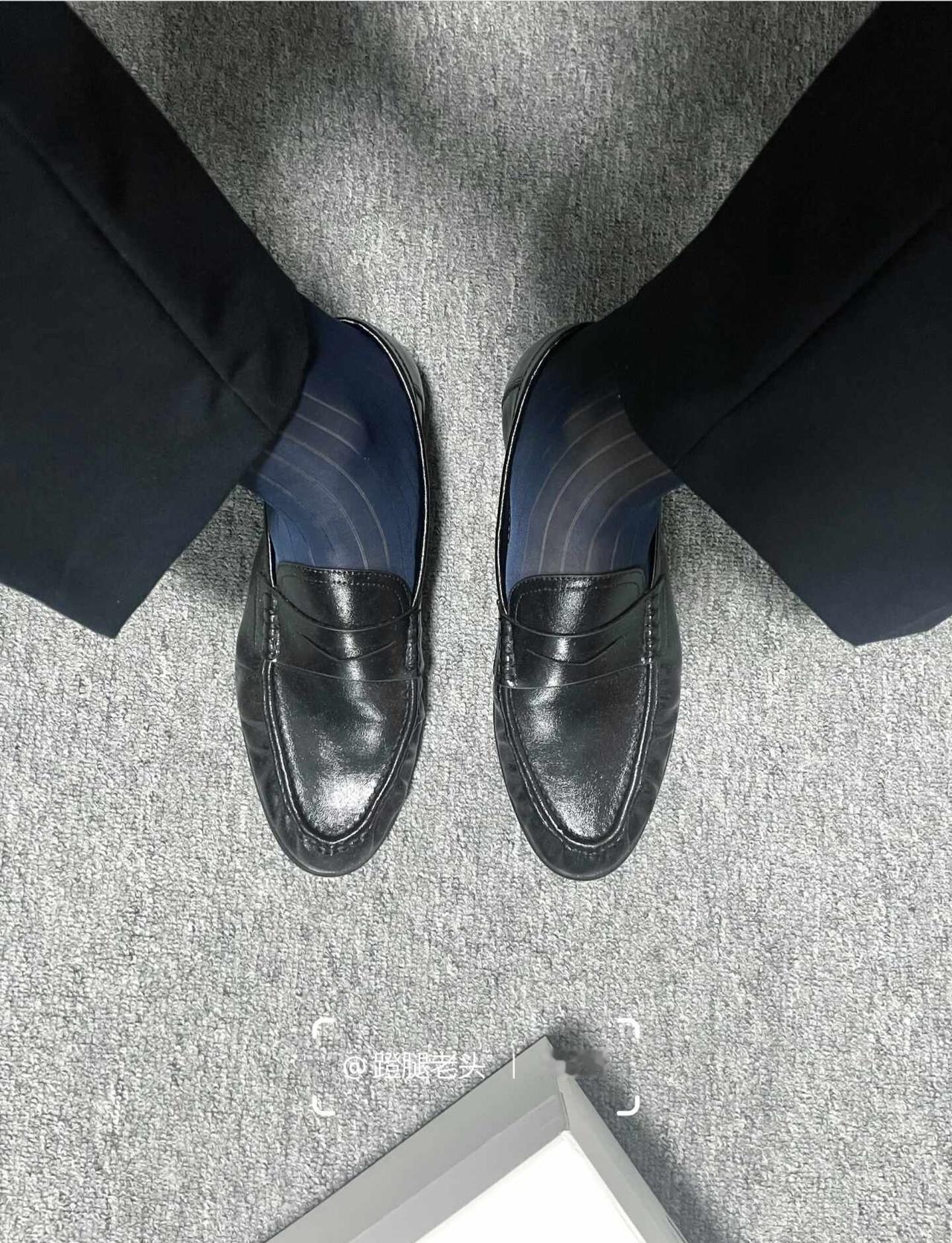 懒人一脚蹬
乐福鞋的底还是挺软的
	
懒人一脚蹬鞋
