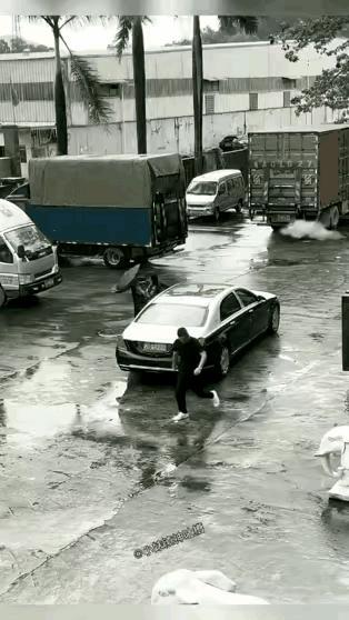 这得多大的仇啊！一对夫妻在车上聊着聊着就吵起来了，丈夫一气之下直接停车下车，妻子