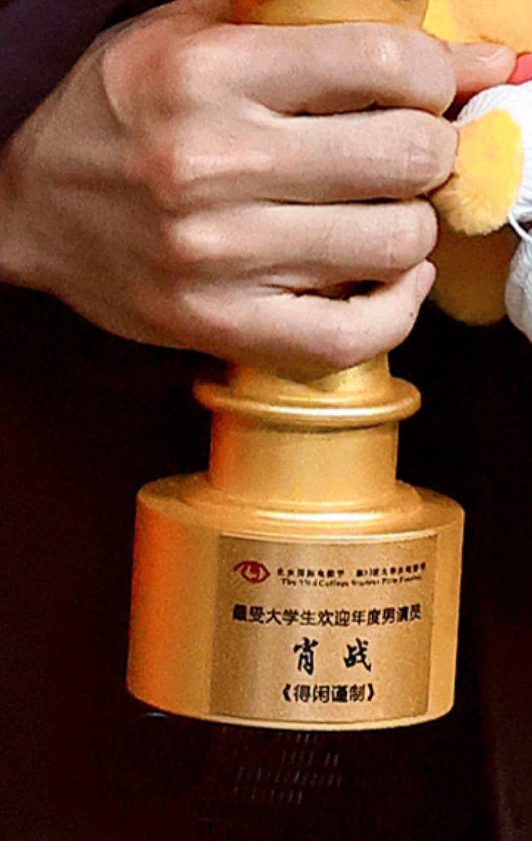 用作品和口碑挪开一座座大山，这一路如此深藏辛苦，所以所有属于你的欢呼和掌声才值得