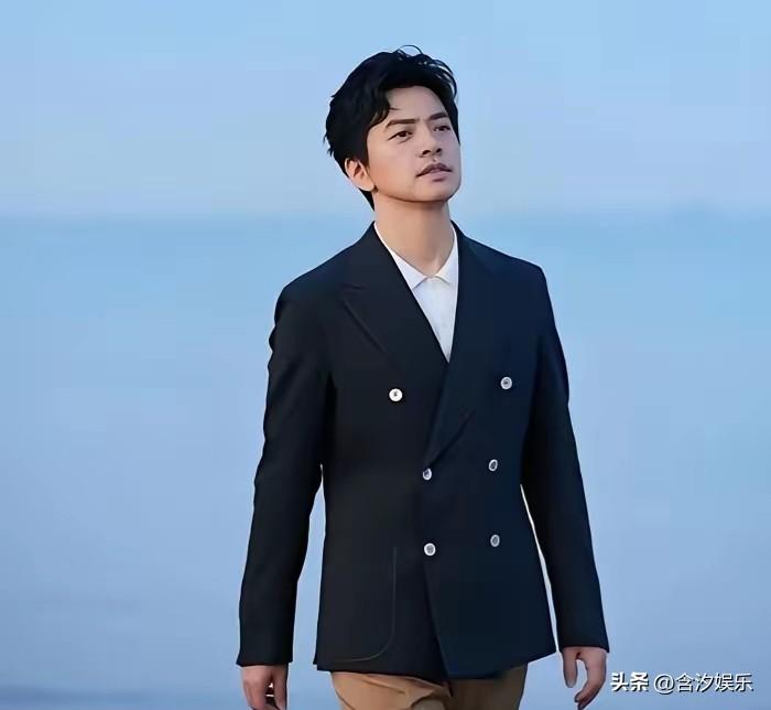 主持人问李健：“你认为歌手这份工作稳定吗？”李健摇摇头十分肯定地说：“音乐这份工