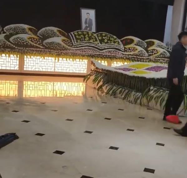 张老师一路走好[蜡烛][蜡烛][蜡烛]

张雪峰老师的追悼会将于2026年3月2