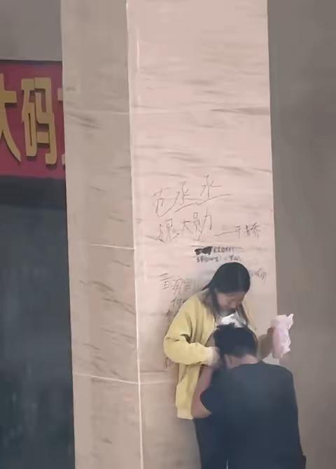 凌晨四点的微博热搜又被一张街拍图撑爆！
湖北武汉汉江大道，
一名男生单膝跪地，