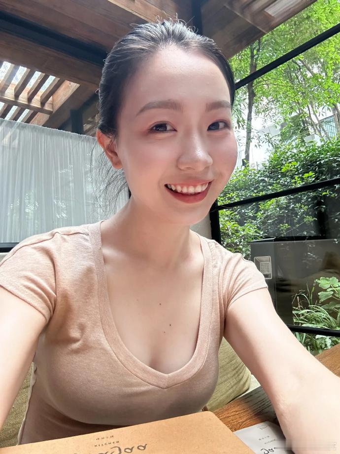 这眼睛看狗都深情吧 ​​​