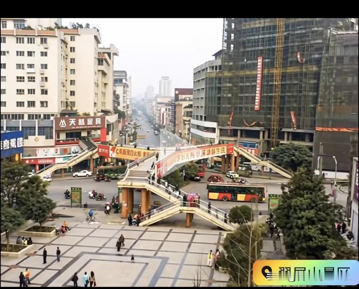 2000年左右的翠屏山天桥那时候还没有拆人也多，不知道为什么后来拆迁了！那时天桥
