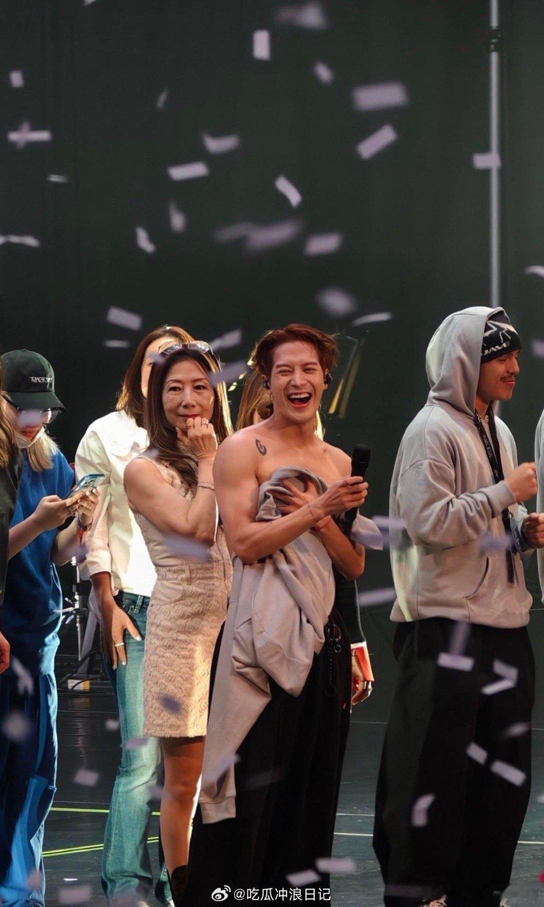 王嘉尔这滴泪是一路羁绊的证明 台下哭倒一片，只因他唱《Dear》时红了眼眶。那滴