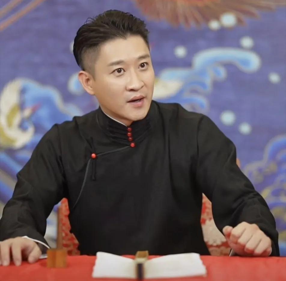 曹云金在直播间回应网友提问。如果郭德纲和你连线你连吗？
曹云金想都没想说连啊，为