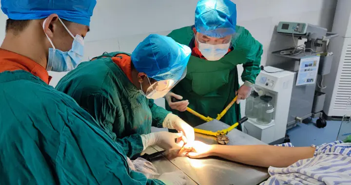 冲上热搜！女子右手戴了9个戒指！结果…